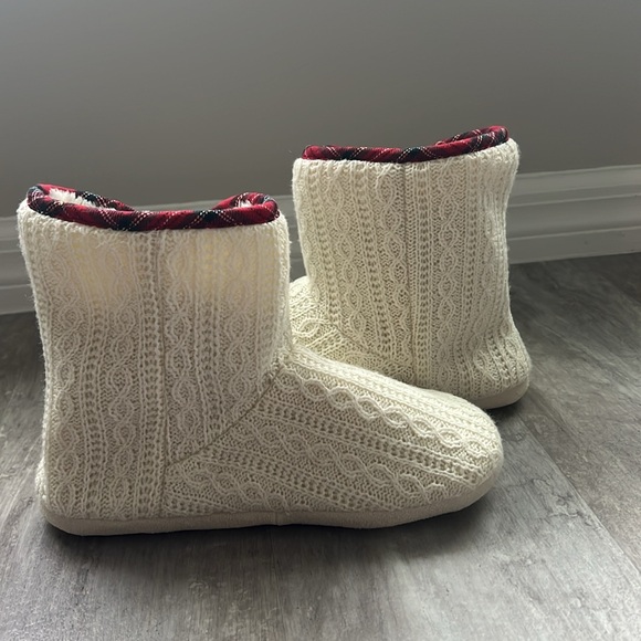 NWOT women’s cream colored crochet bootie slippers - Picture 3 of 8